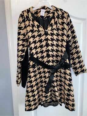 Tahari Black and Cream Houndstooth Long Sleeve Matching Set with Belt, size L